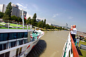 Kreuzfahrtschiff entlang der Donau in Wien, Österreich