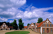 Gebäude auf dem Gut Rastorf unter Wolkenhimmel, Schleswig Holstein, Deutschland, Europa