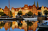 Der Holstenhafen an der Untertrave mit Marienkirche am Abend, Lübeck, Schleswig Holstein, Deutschland, Europa