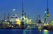 Blick in einer Trockendock der Blohm & Voss Werft bei Nacht, Hamburg, Deutschland