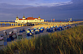 Strandkörbe und Seebrücke, Ahlbeck, Insel Usedom, Mecklenburg-Vorpommern, Deutschland