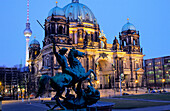 Europa, Deutschland, Berlin, Berliner Dom mit dem Fernsehturm im Hintergrund