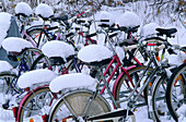 Europa, Deutschland, Thüringen, Weimar, schneebedeckte Fahrräder