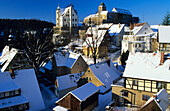 Europa, Deutschland, Sachsen, Sächsische Schweiz, Schnee auf den Hausdächern von Hohnstein und Burg Hohnstein