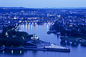 Deutsches Eck, Zusammenfluss von Rhein und Mosel, bei Nacht, Koblenz, Rheinland-Pfalz, Deutschland