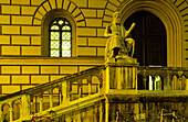 Europa, Deutschland, Bayern, München, Bayerische Staatsbibliothek München, Aussenansicht, Treppe mit einer Skulptur vor der Eingangstür