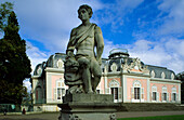 Europa, Deutschland, Nordrhein-Westfalen, Düsseldorf, Benrath, Schloss Benrath, Skulptur im Hof