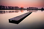 Badesteg in einem See, Schleswig-Holstein, Deutschland
