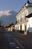Straße mit Kopfsteinpflaster, 4a AV Sur, mit Blick auf Vulkan Agua, Antigua, Guatemala, Mittelamerika
