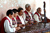 Traditionelle Musikgruppe mit Marimba in Antigua, Guatemala, Mittelamerika