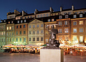 Poland Warsaw, Old Town Square, Mermaid ( Syrena ) is a symbol of Warsaw and stands in heart of Old Town ( Stare Miasto ), Carriages, caffes and restaurants