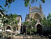 Plaza de la Constitución (Constitution square) and Church of Sant Bartomeu. Sóller, Majorca, Balearic Islands. Spain