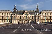 Carouselbrücke und der Louvre, Paris, Frankreich