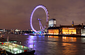 London Eye an der Themse bei Nacht, London, England, Großbritannien