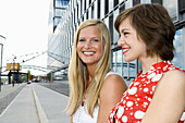 Zwei junge Frauen lächeln, Köln, Nordrhein-Westfalen, Deutschland
