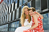 Zwei junge Frauen lächeln in die Kamera, Köln, Nordrhein-Westfalen, Deutschland
