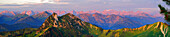 Buchstein, Rossstein und Hochplatte mit Karwendel bei Alpenglühen im Hintergrund, Panorama vom Hirschberg, Bayerische Voralpen, Bayerische Alpen, Oberbayern, Bayern, Deutschland