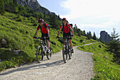 Zwei Mountainbiker, Kampenwand, Chiemgau, Chiemgauer Alpen, Bayern, Deutschland