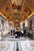 Touristen besichtigen Skulpturen, Vatikanische Museen, Vatikanstadt, Rom, Italien