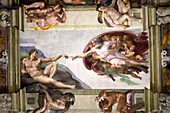 Erschaffung Adams durch Gott, Deckengemälde von Michelangelo  in der Sixtinische Kapelle, Vatikanische Museen, Vatikanstadt, Rom, Italien