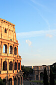 Kolosseum am Abend, Konstantinsbogen im Hintergrund, Rom, Italien