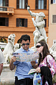 Touristenpaar vor dem Neptunbrunnen, Piazza de Navona, Rom, Italien
