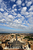 Blick vom Petersdom über den Petersplatz, Vatikanstadt, Rom, Italien