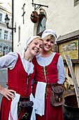 Kellnerinnen im Restaurant Olde Hansa, Tallinn, Estland, Europa