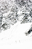 verschneites Gebirge mit Schneehang, Wintersport und Seilbahn, Schnalstal, Südtirol, Italien