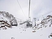 Leerer Sessellift, Skigebiet Schnalstal, Südtirol, Italien