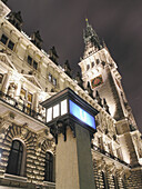 Beleuchtetes Rathaus bei Nacht, Hamburg, Deutschland