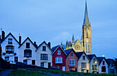 Europa, Großbritannien, Irland, Co. Cork, bunt bemalte Häuser in der Altstadt von Cobh (West View), im Hintergrund St. Coleman's Kathedrale