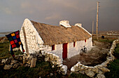 Europa, Großbritannien, Irland, Co. Galway, Connemara, Halbinsel Lettermullen, reetgedecktes Cottage in Knock
