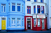 Farbenfrohe Fassaden der Häuser in Portrush, County Antrim, Irland, Europa