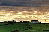 Bauernhaus auf einem Hügel am Abend, Bushmills, County Antrim, Irland, Europa