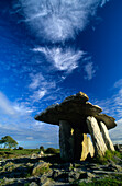 Poulnabrone Dolmen im Burren unter Wolkenhimmel, County Clare, Irland, Europa