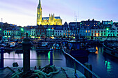 Altstadt mit beleuchteter St.-Colman-Kathedrale und Hafen am Abend, Cobh, County Cork, Irland, Europa