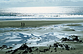 Menschen gehen über den Strand in der St. Finan's Bay, County Kerry, Irland, Europa
