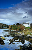 Cottage an der Coulagh Bay unter Wolkenhimmel, County Kerry, Irland, Europa