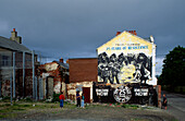 Bemalte Hauswand unter grauen Wolken, Belfast, Antrim, Irland, Europa