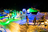 Menschen in künstlicher Eiswelt bei Nacht, Freizeitanlage, Sounkyo Canyon, Hokkaido, Japan, Asien