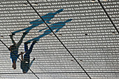Zwei Männer spiegeln sich im Dach des Kunstmuseums Lentos, Linz, Oberösterreich, Österreich
