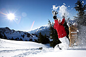 Kinder werfen Schnee in die Luft, See, Tirol, Österreich