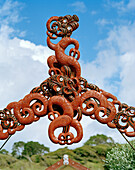 Traditionelle Maori Holzschnitzereien am Eingang des Marae Papatea, Nordküste, Eastcape, Nordinsel, Neuseeland