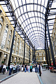 Personen in einem Gebäude, South Bank, London, London, England, Großbritannien