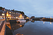 Blick über den Hafen und den Ort am Abend, Padstow, Cornwall, England, Großbritannien