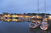 Blick über den Hafen und den Ort am Abend, Padstow, Cornwall, England, Großbritannien