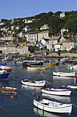 Blick über den Hafen von Mousehole, Penwith, Cornwall, England, Großbritannien