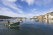 Fischerboot fährt durch Hafen, Fowey, Cornwall, England, Großbritannien