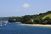 Blick auf einen Strand, Salcombe, Devon, England, Großbritannien